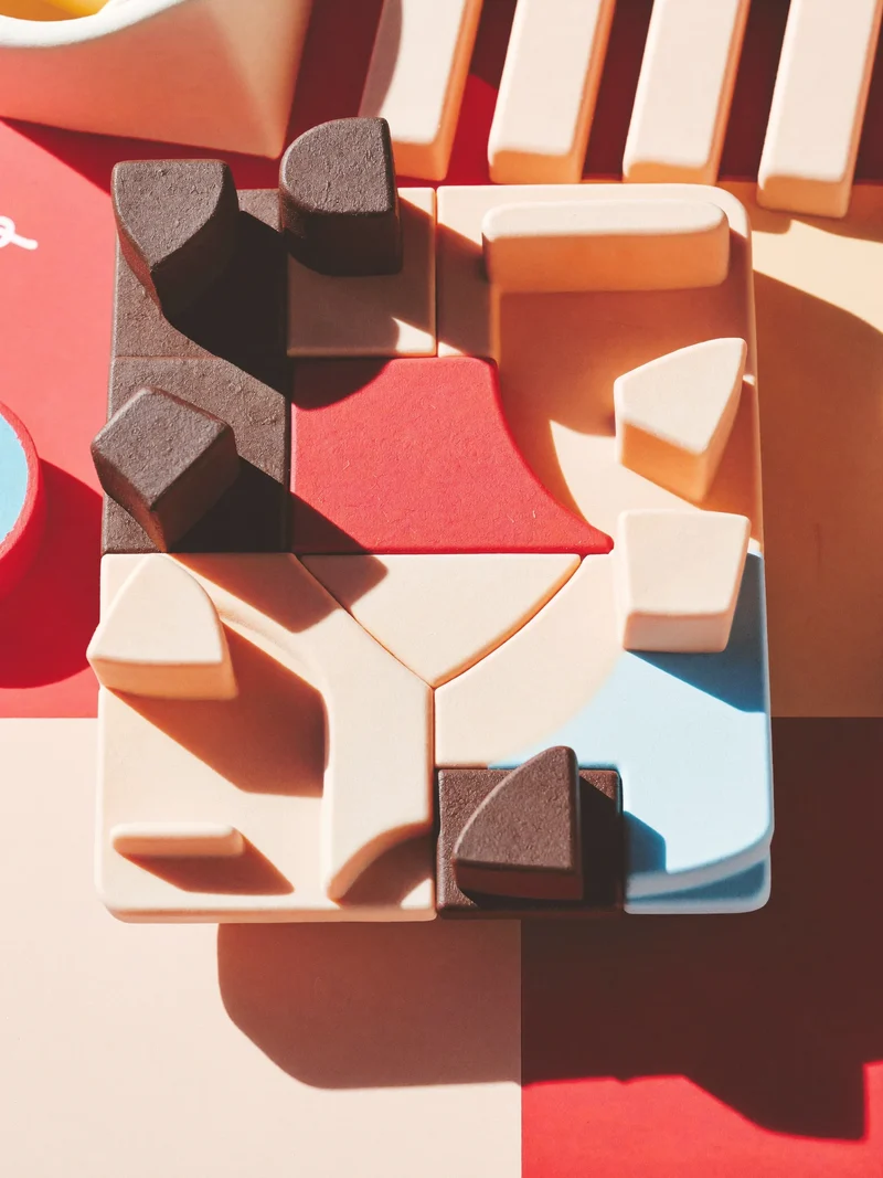 Illustration: Farbblock-Tischspiel ohne Beschriftung mit klaren Farbfeldern